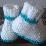 BABYSCHUHE GESTRICKT IN TÜRKIS/WEISS FÜR EINEN JUNGEN