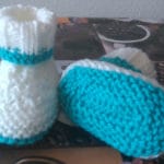 BABYSCHUHE GESTRICKT IN TÜRKIS/WEISS FÜR EINEN JUNGEN